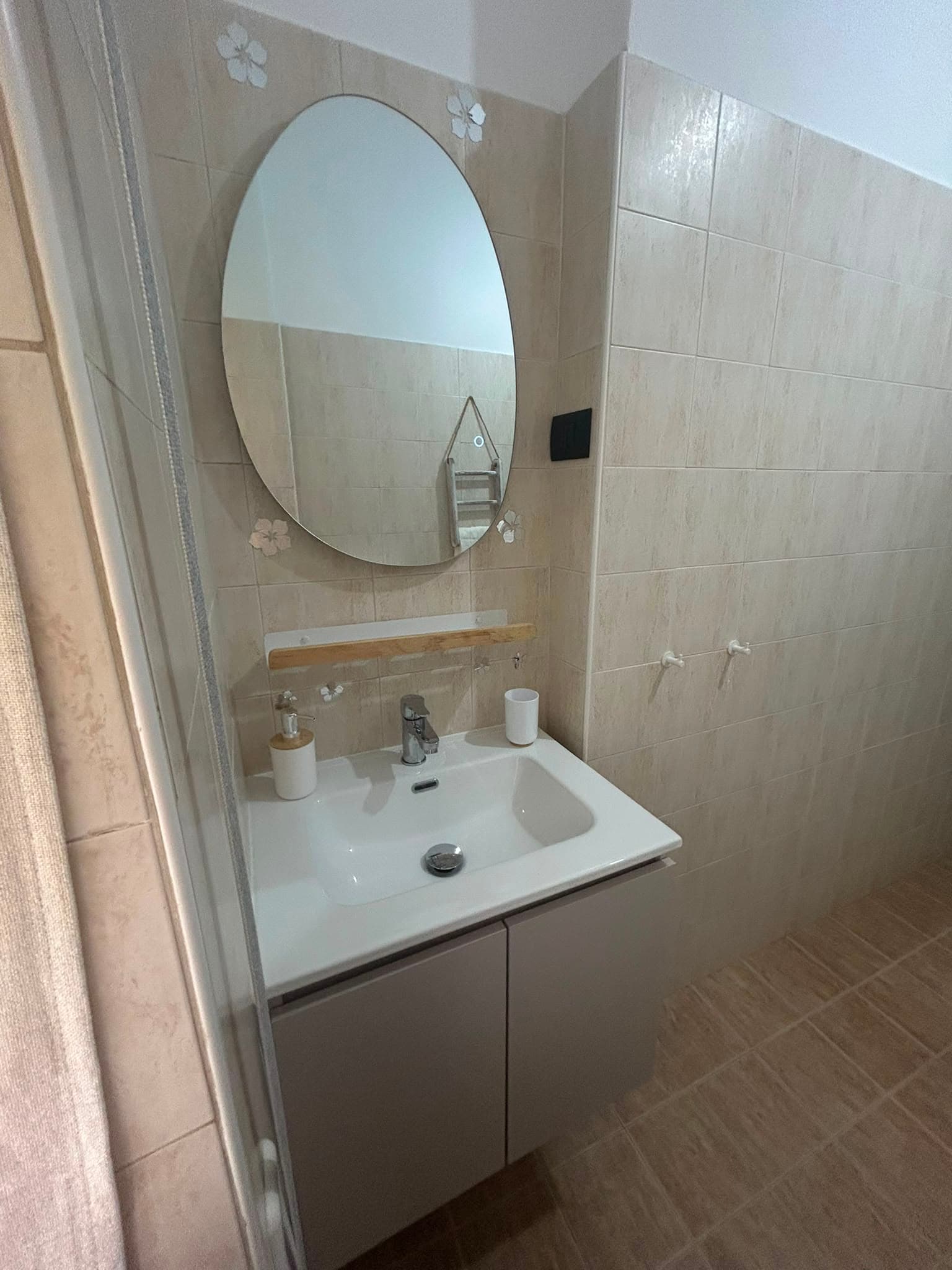 The bathroom with washbasin and round mirror